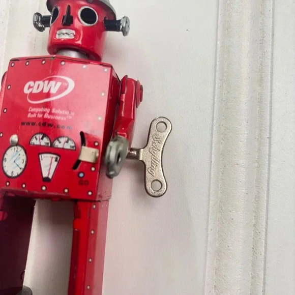 VINTAGE REAR CDW WIND-UP WALKING TIN ROBOT TOY -- works - Picture 2 of 15